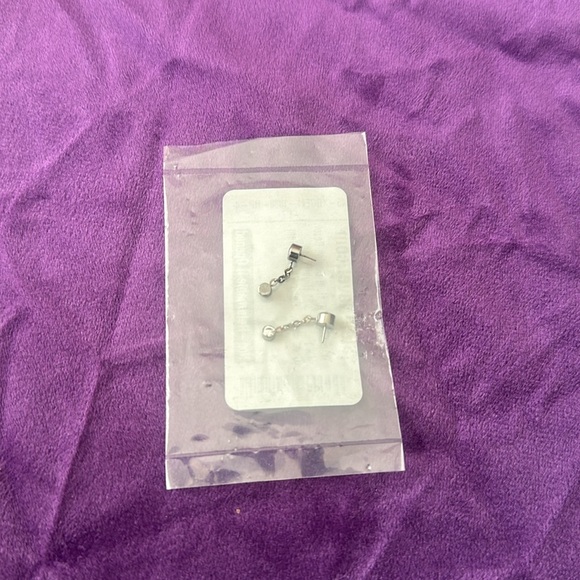 Neometal dangle bezel Threadless earrings. - Picture 2 of 5